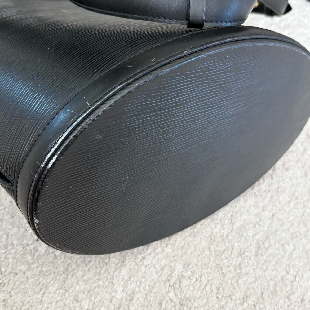 Louis Vuitton Epi Cluny Black Leather Bucket Bag - Picture 8 of 12